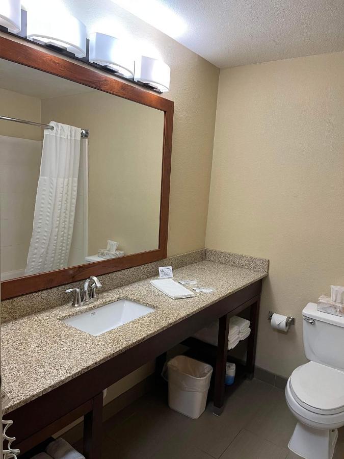 Quality Inn & Suites Bradford Eksteriør bilde